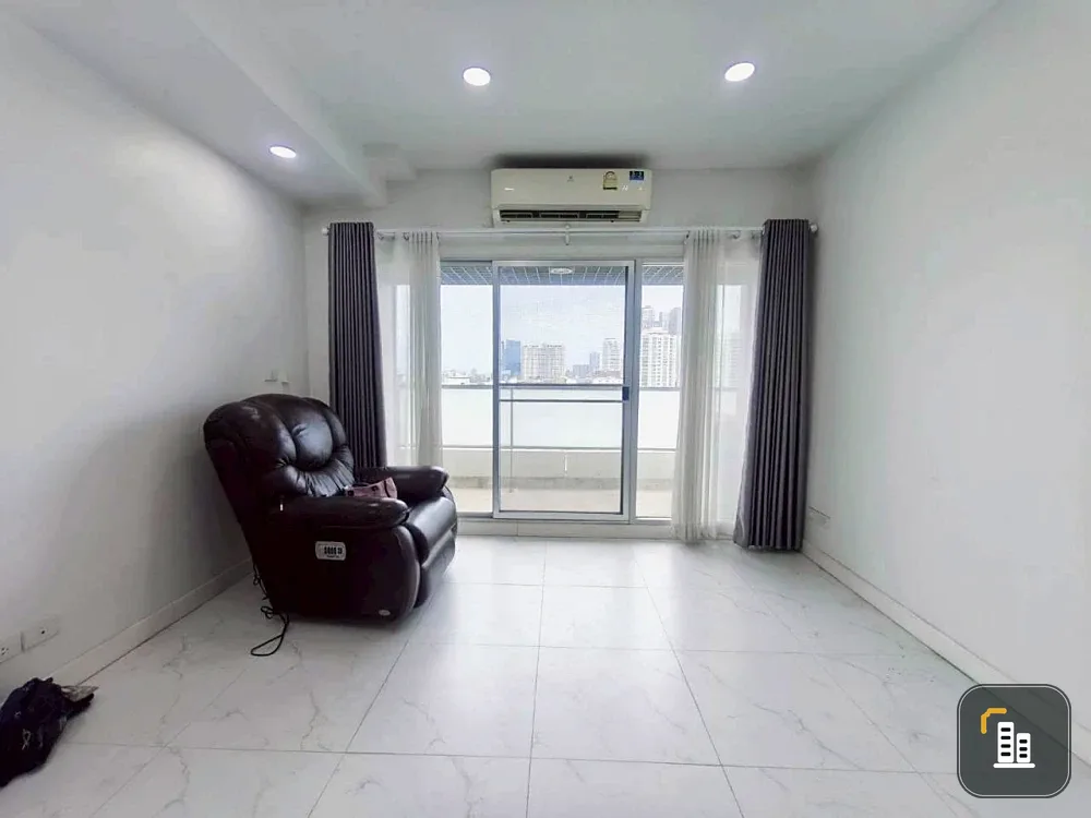 Baan-Nonsi condo for sale: Spacious rooms with ample usable space, in a prime location with stunning Chao Phraya River views. You can't resist!