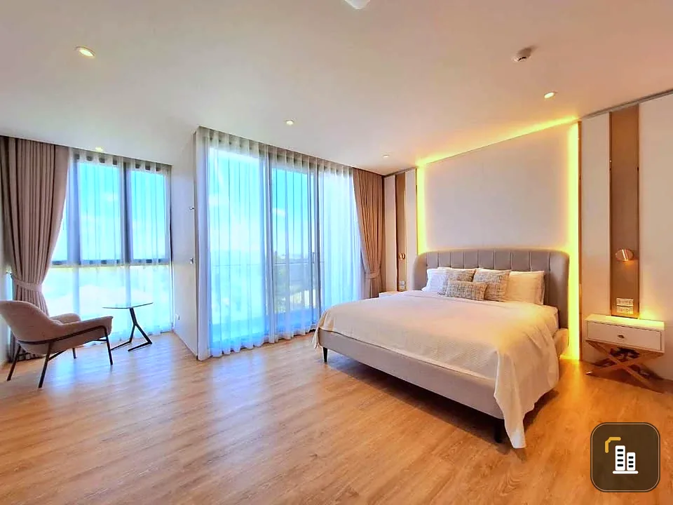 Bearing Residence for rent. Spacious room with plenty of usable space, fully furnished. Don't just look, book it!