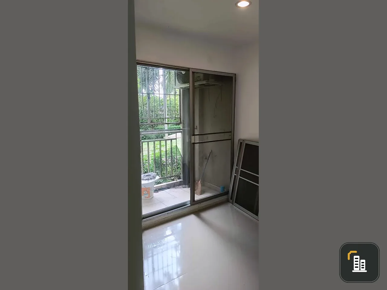 Selling Lumpini Condotown Nida-Serithai, unfurnished unit. Perfect for those who love to decorate their own space. Book now!