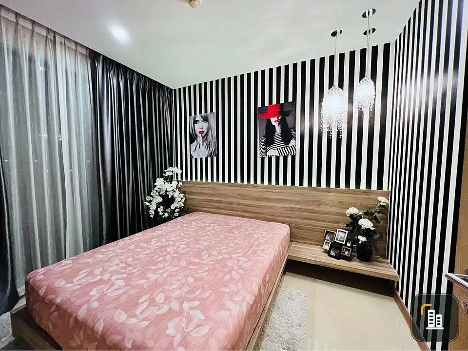 Selling a 1-bedroom unit at The Riviera Jomtien Pattaya. Features high-quality wallpaper, stunning unobstructed views. Don't miss this opportunity!