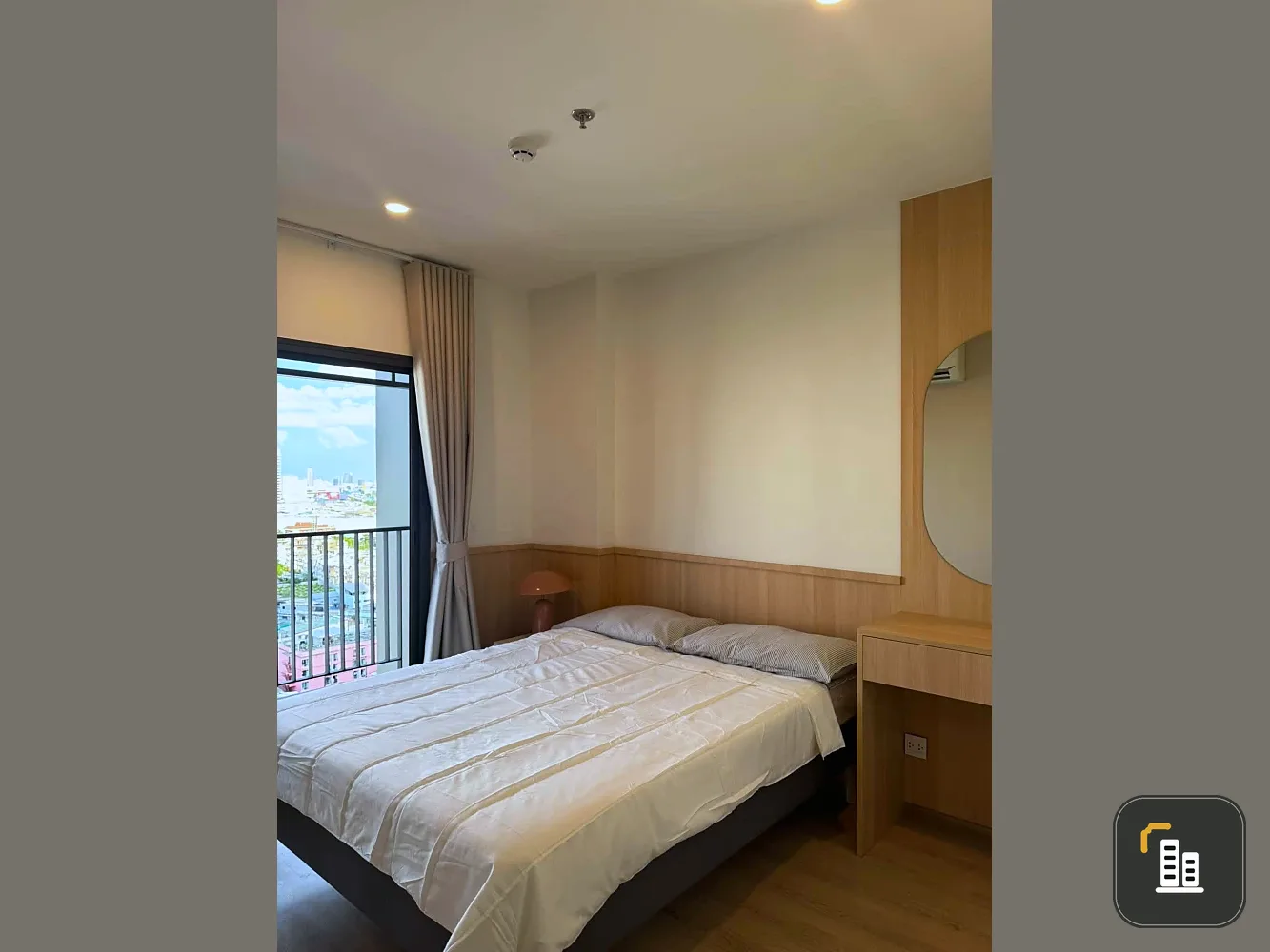 Life Rama 4 - Asoke condo for rent. Spacious room with built-in furniture. Available and ready to move in immediately.