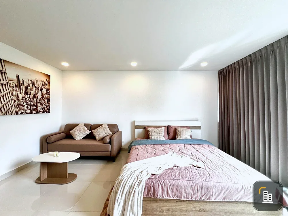 Selling a studio room at Club Royal Wongamat (North Pattaya) with pool and sea views. Book now before it's gone!