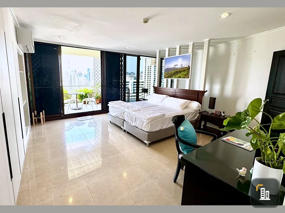For rent: Supalai Place Sukhumvit 39, Triplex Penthouse. Luxurious and classic design with spacious living areas. Everything you need is here. Book no