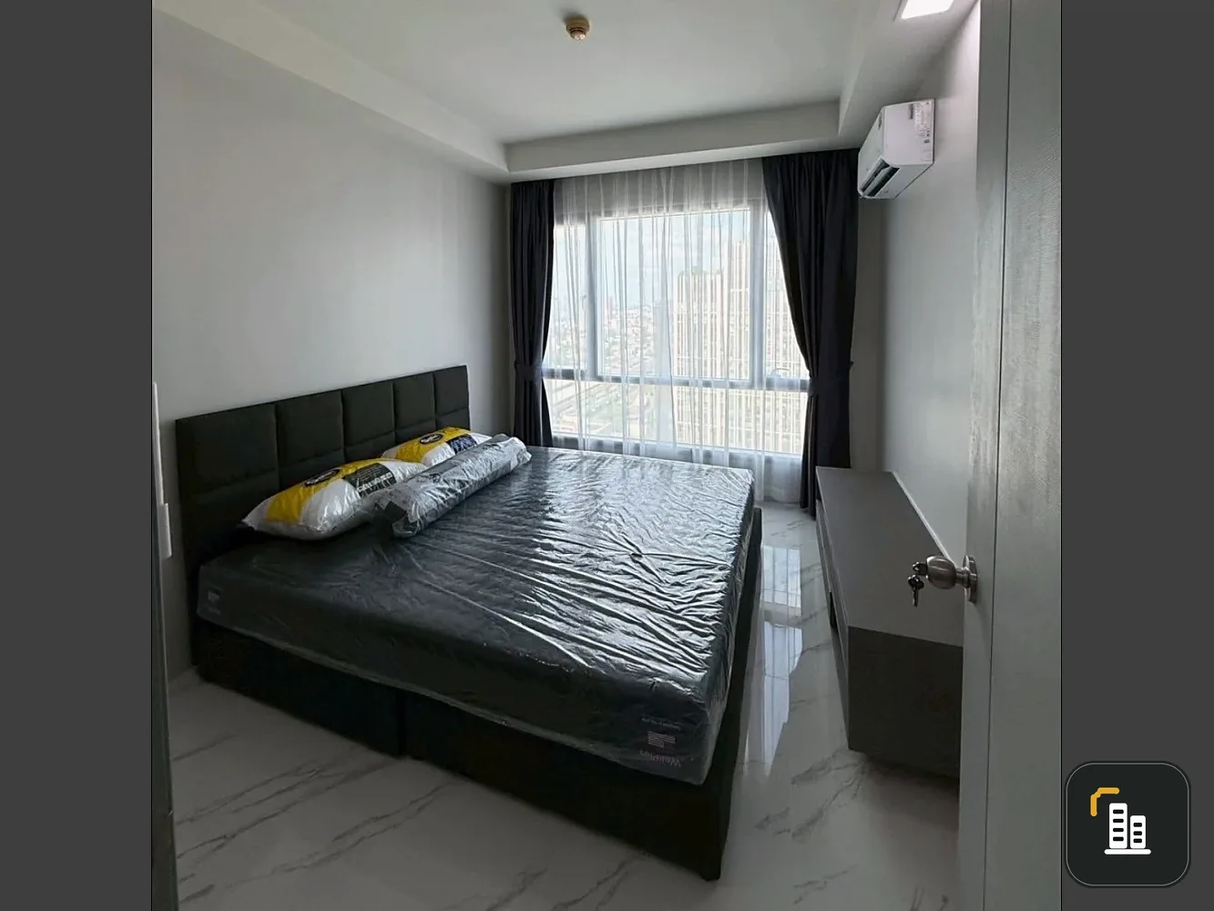 For rent: THRU THONGLOR unit with a large built-in wardrobe offering ample storage, fully equipped with appliances. Move in now, don't delay!