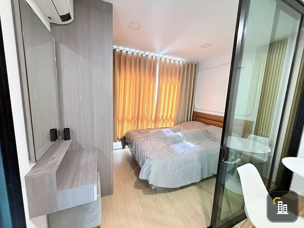 For rent: The One Plus Grand Ramkhamhaeng. Partitioned unit with clearly defined zones. Great value. Don't miss out!