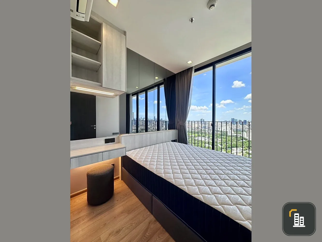 Noble Around Ari condo for rent, 35th floor, corner unit, fully furnished. Book now!