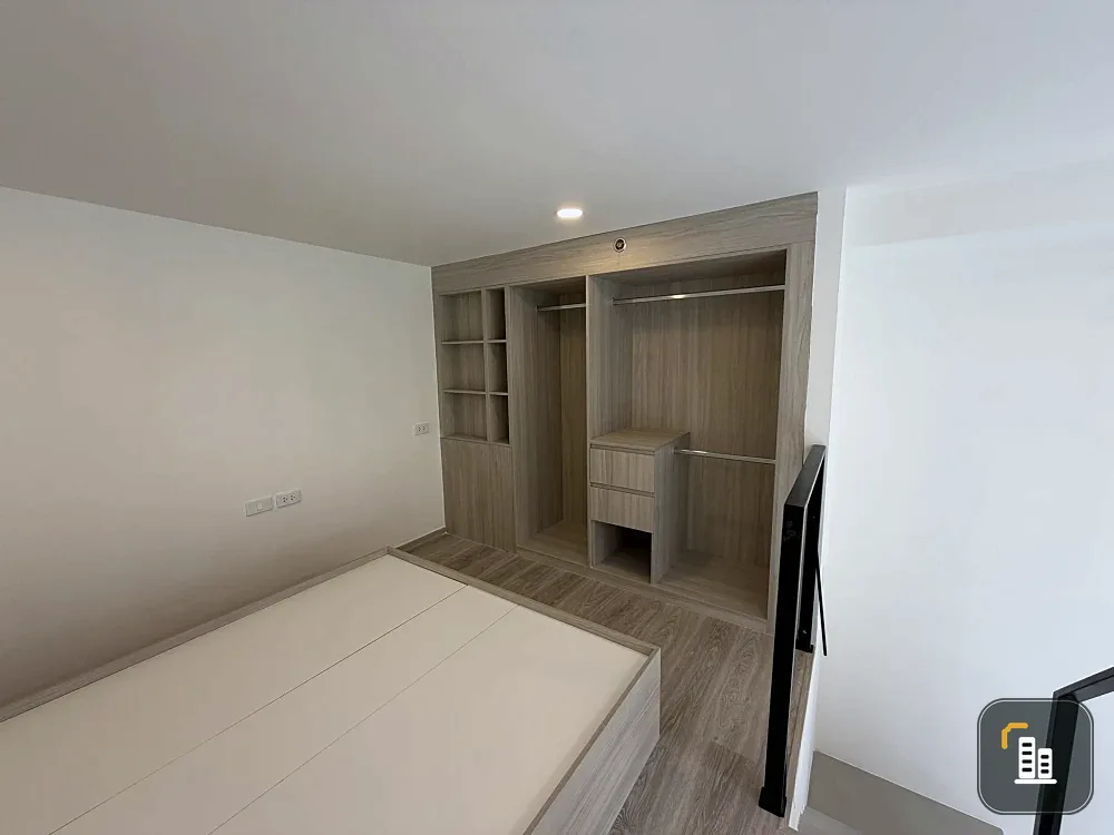 Selling down payment for Origin Place Phetkasem. Nice unit with spacious living area, high ceilings, and pet-friendly. Book now!