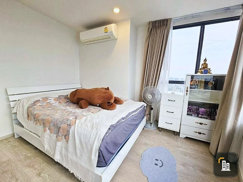 Selling The Tree Charansanitwong 30, corner unit on the top floor. Stunning views, great ventilation – hardly need air conditioning during the day. Do
