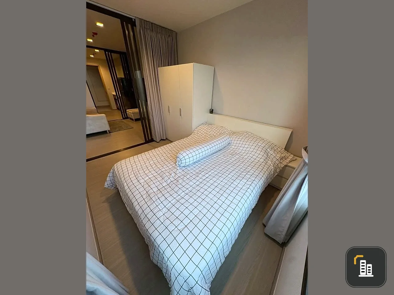 Selling Life Sathorn Sierra, very high floor unit with window view of Talat Phlu BTS station. Comes with appliances and furniture. Book now!