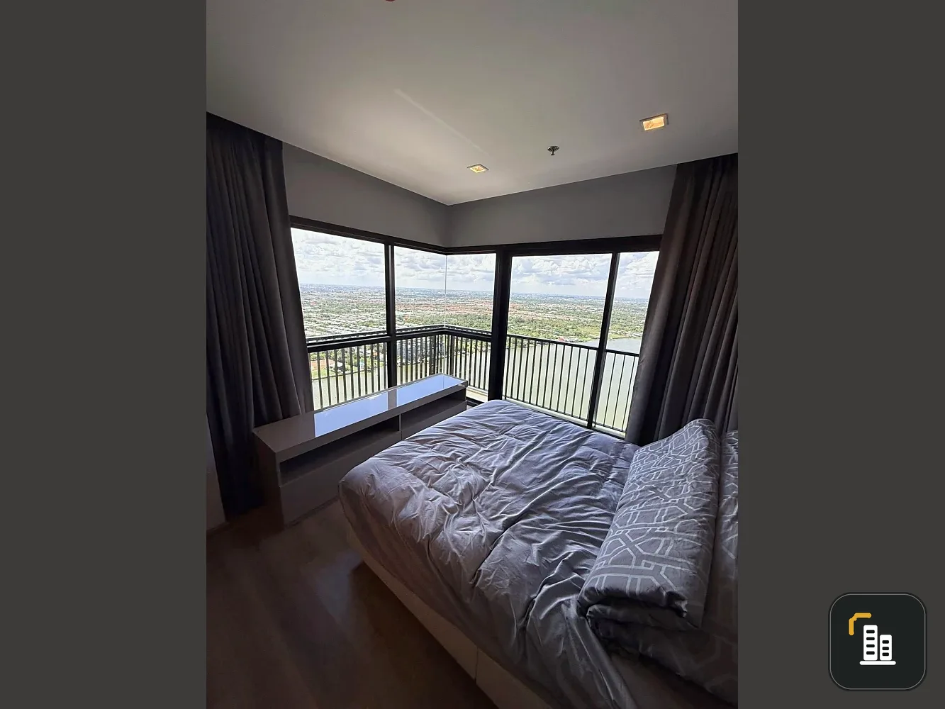 Condo for rent at The Politan Rive. Fully furnished with built-in furniture, spacious and comfortable. 41st floor with river view. Book now!