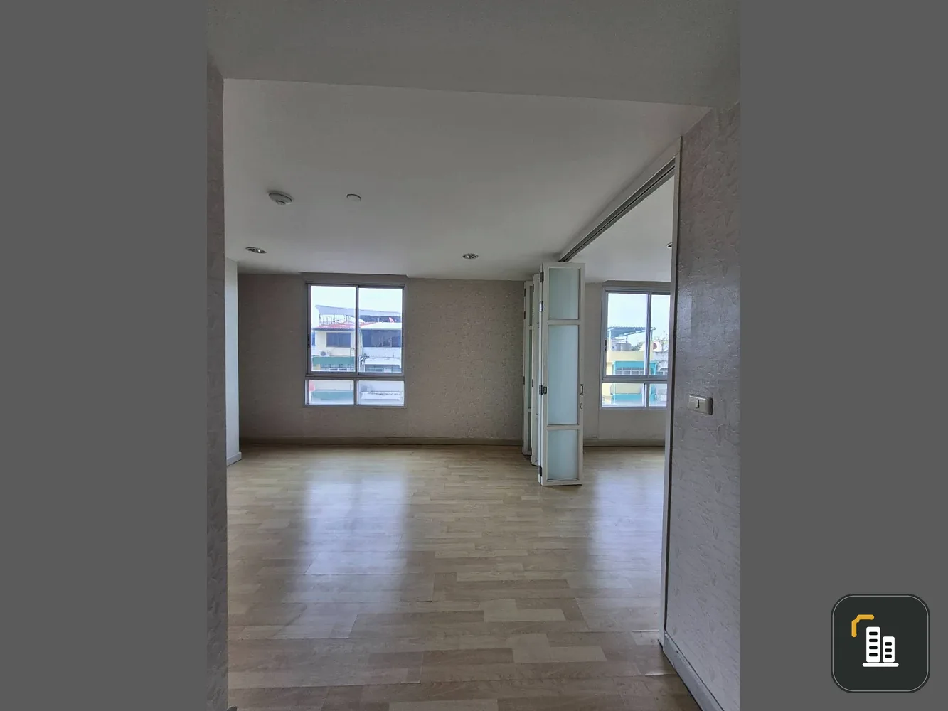 For sale: The Station Sathorn-Bangrak, 5th floor, corner unit, poolside access. Very spacious room. Don't miss out!