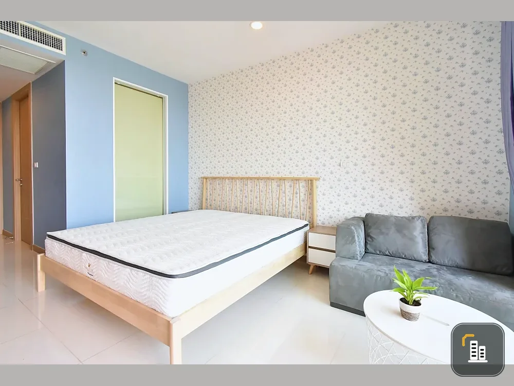 Selling a studio unit at The Riviera Wongamat Beach. High-quality wallpaper and beautiful interior. Book now!