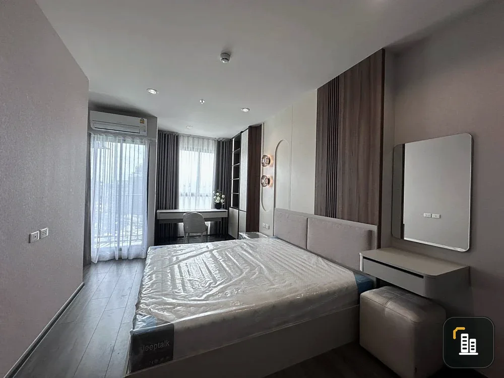 For rent: Ideo Sukhumvit - Rama 4. Spacious room with a beautiful layout, high floor, stunning view, good ventilation, and just the right amount of na