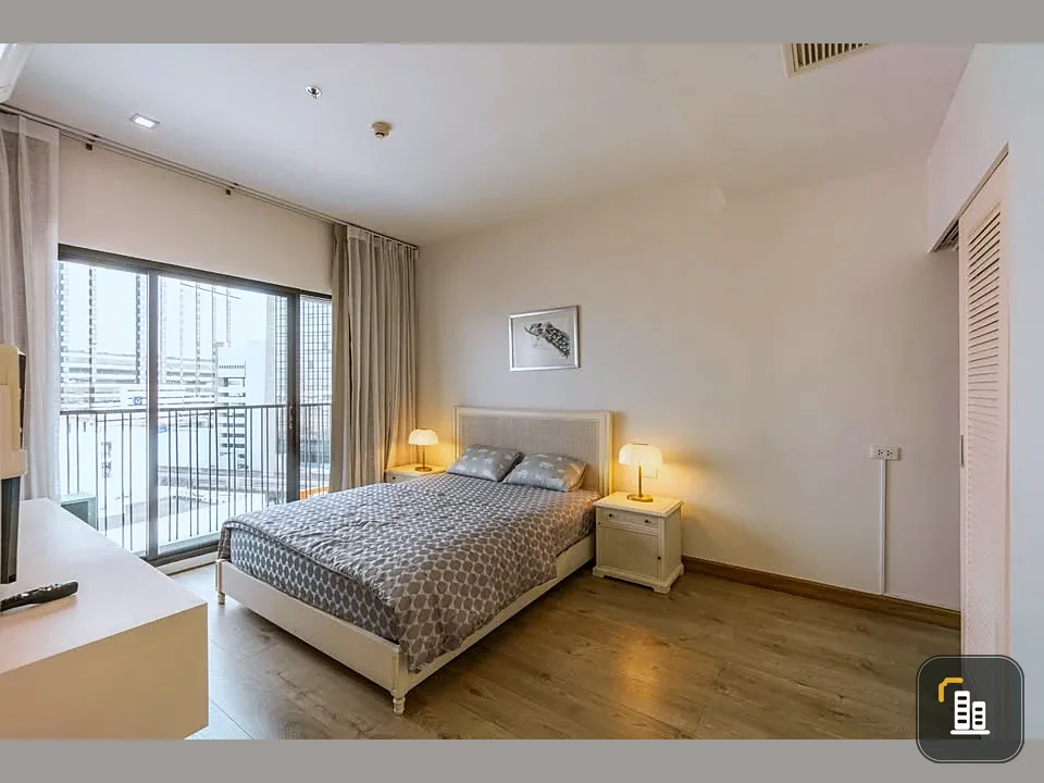 Condo for rent, Noble Reform, corner unit. Bright and airy atmosphere with natural light from two windows. Ideal for living. Move in soon.