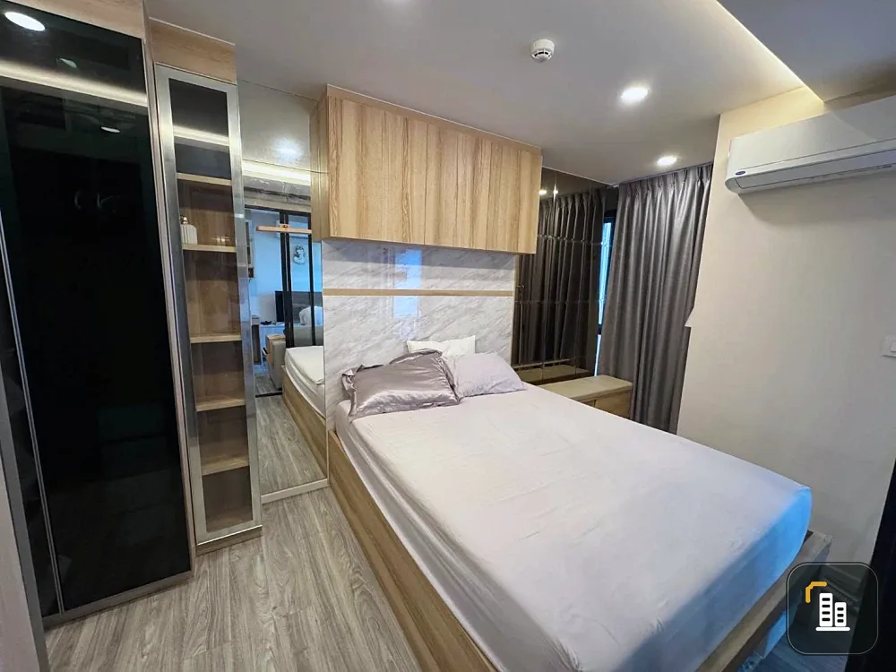 Selling IKON SUKHUMVIT 77, pool view, high-quality built-in furniture. Move in now, don't wait!