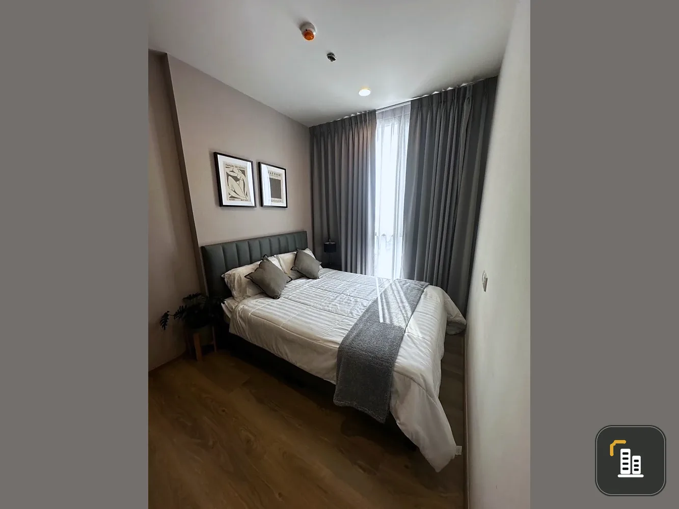 Oka Haus Sukhumvit 36 for rent. The unit is decorated in a warm and inviting minimalist and modern style, offering stunning views of the Chao Phraya