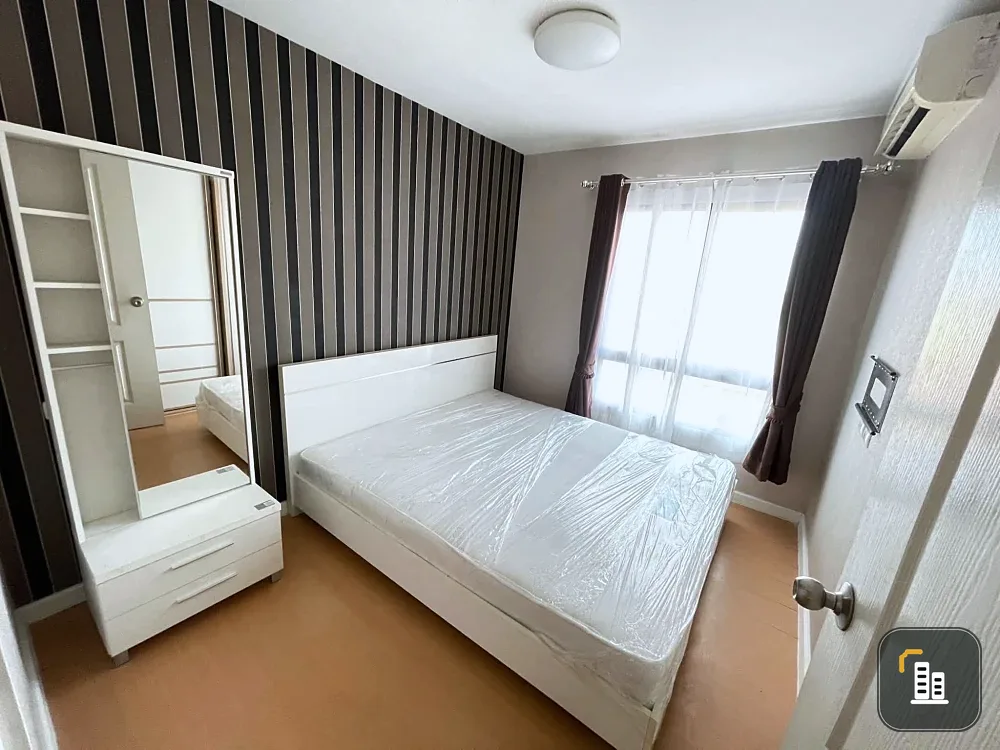 Selling i Condo Ngamwongwan. The bedroom has gorgeous wallpaper and comes fully furnished. Just bring your belongings and move in!