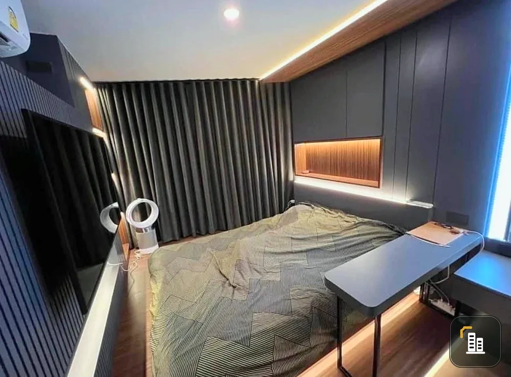 For sale or rent: Elio Sathorn-Wutthakat. Beautifully decorated unit with a coordinated color scheme and high-quality built-in furniture. Book now!