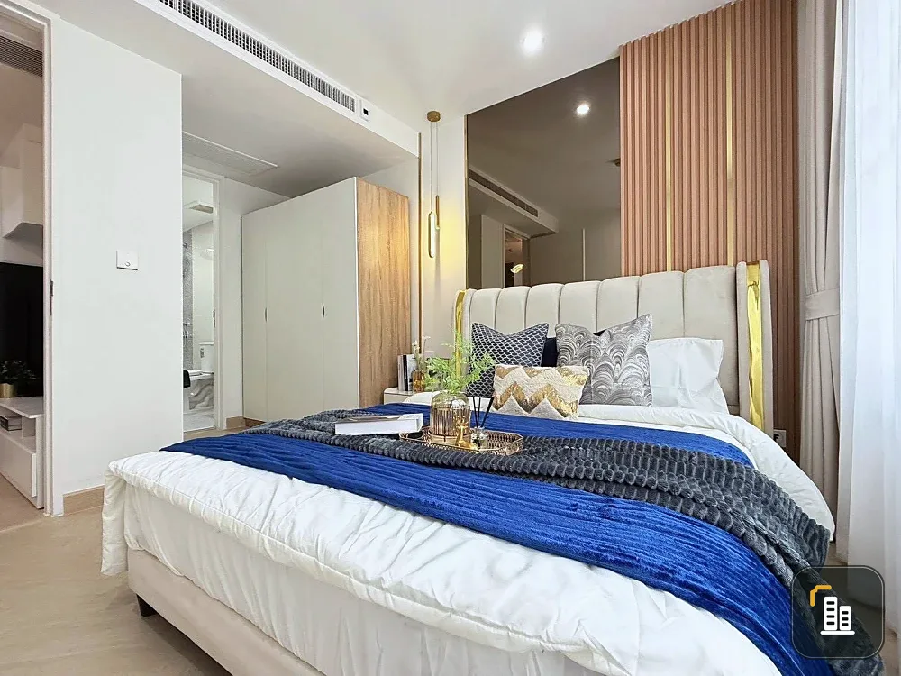 For rent: Collezio Sathorn-Pipat. Spacious, well-decorated room with complete furniture set. Don't miss out!