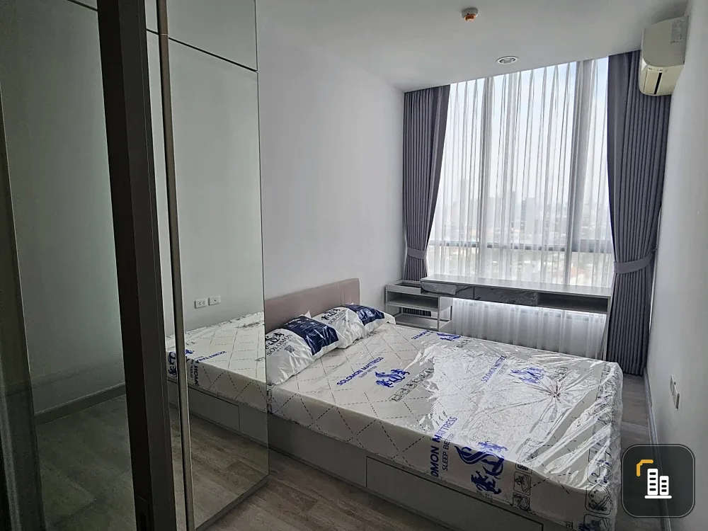 Niche Pride Taopoon condo: Compact 28 sq m unit with 2.7-meter high ceilings. The use of large glass walls creates a bright, airy, and comfortable fee