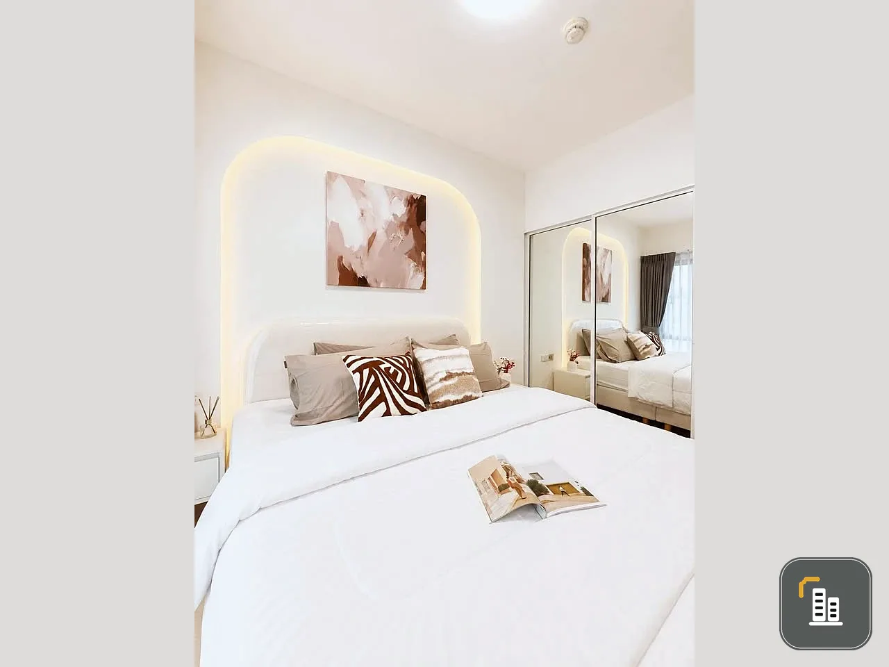 Urgent sale! A Space Asoke Ratchada, corner unit, private, stunning built-in furniture, incredible price. Don't miss out!