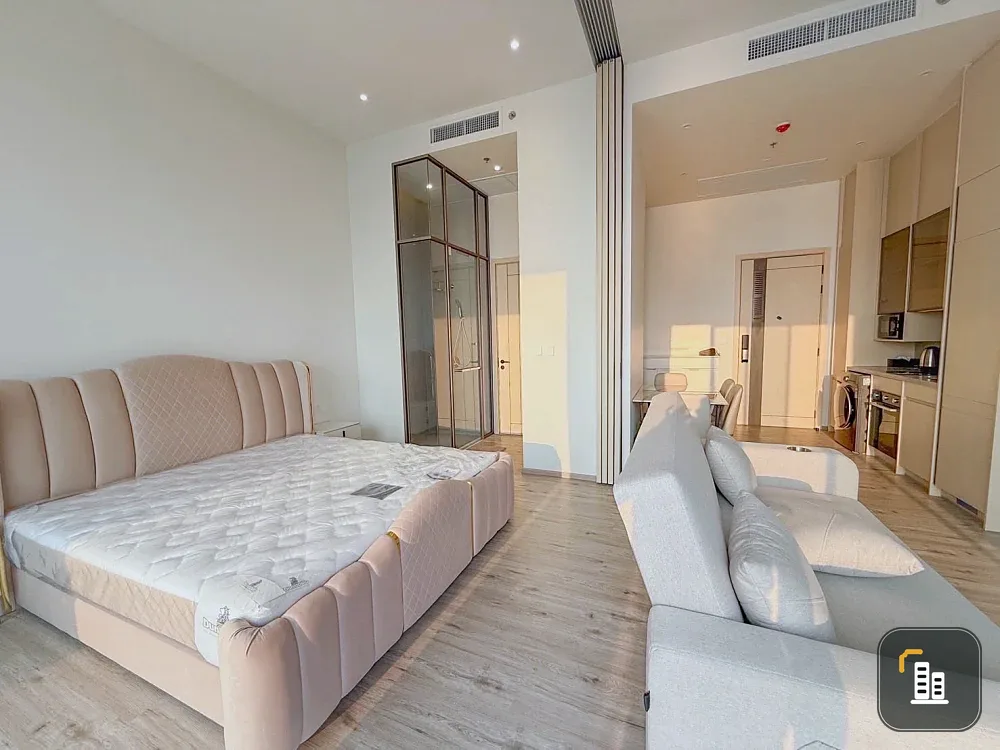 For rent: AROM WONGAMAT. Spacious room with plenty of usable space, beautiful view from a high floor, unblocked. Book now!