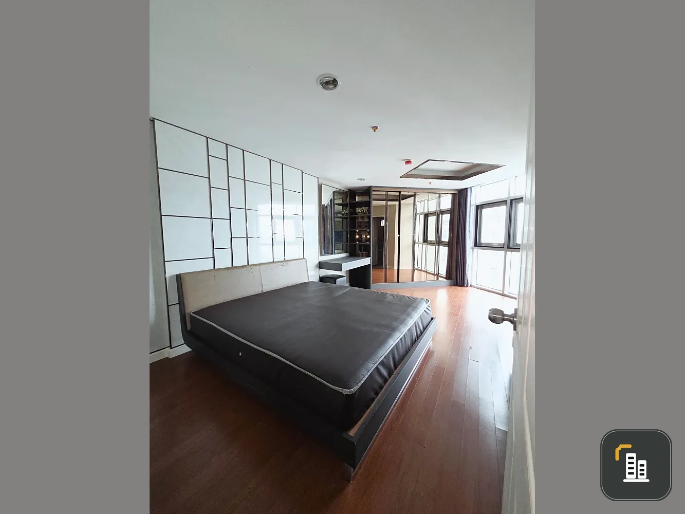 For rent immediately! Belle Grand Rama 9 Duplex unit with spacious living area and complete amenities. Book now!