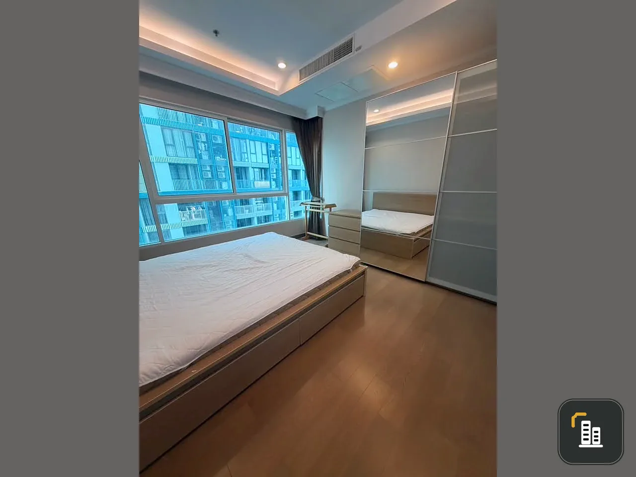 For rent: Supalai Elite Payathai 1-bedroom unit, spacious living area, prime location, fully furnished. Book now!