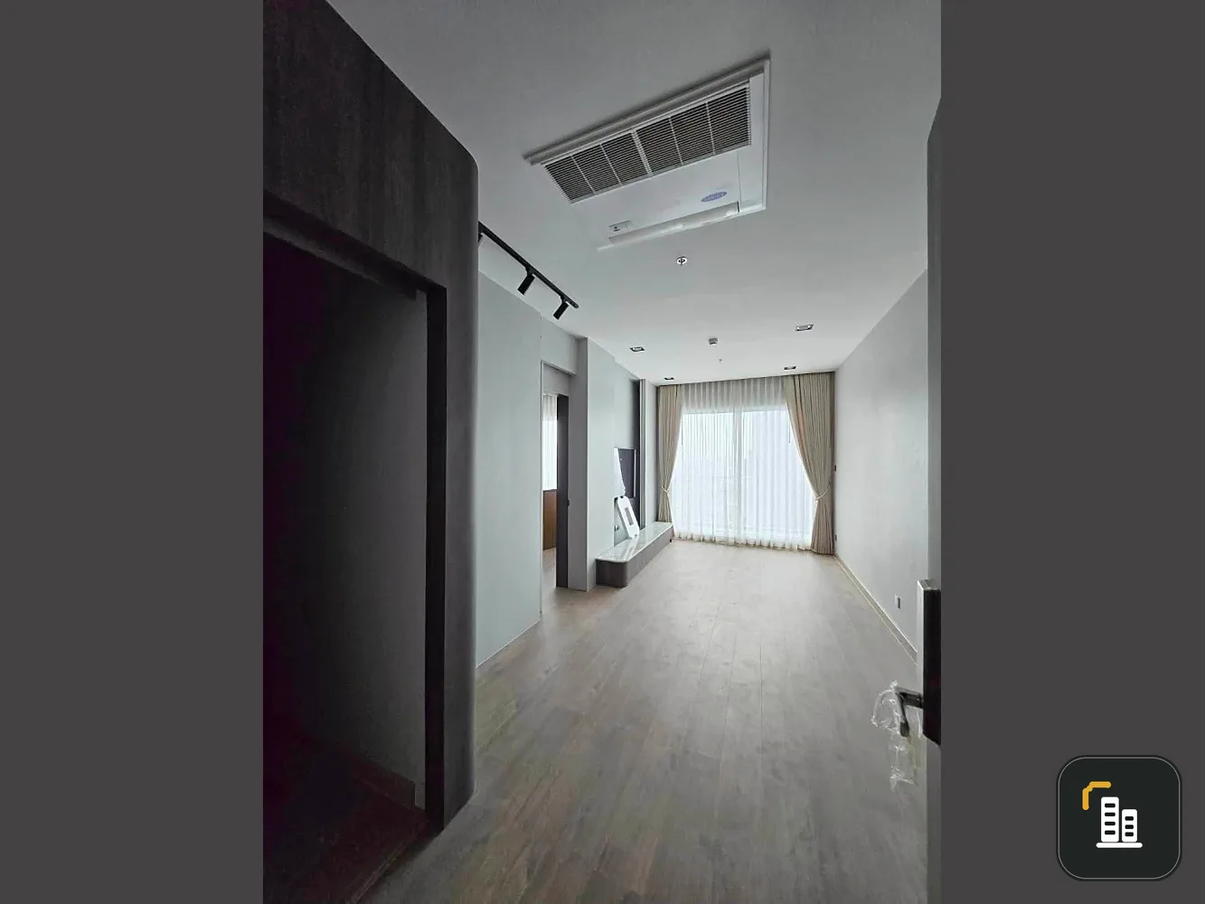 Selling Supalai Premier Si Phraya-Sam Yan, large 55 sq.m. unit. Prime city location with a spacious balcony. A must-see!