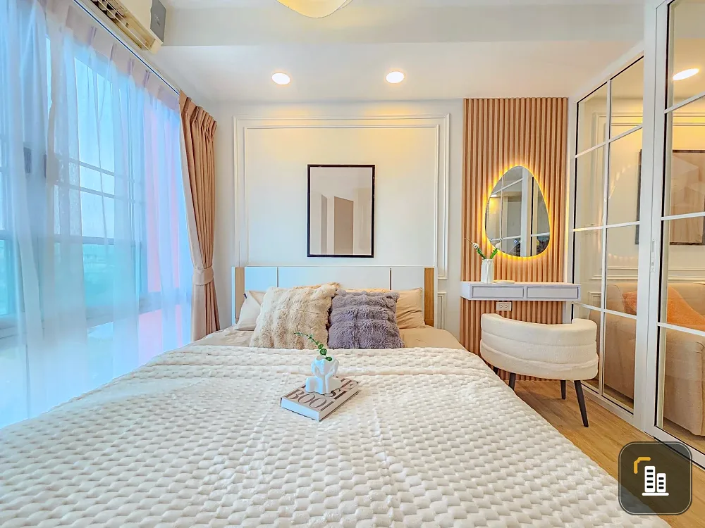 Selling The Log 3 Sukhumvit 101/1. Beautifully decorated unit with a nice balcony, ready to move in.