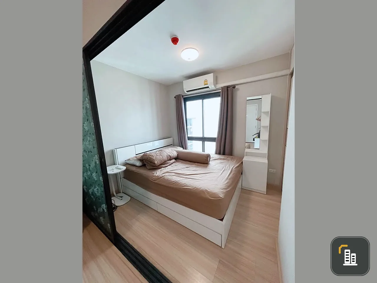 Plum Condo Chaengwattana Station Phase 3 for sale. Top floor, quiet and peaceful, no noise from the units above. The unit is well-partitioned. Don't m