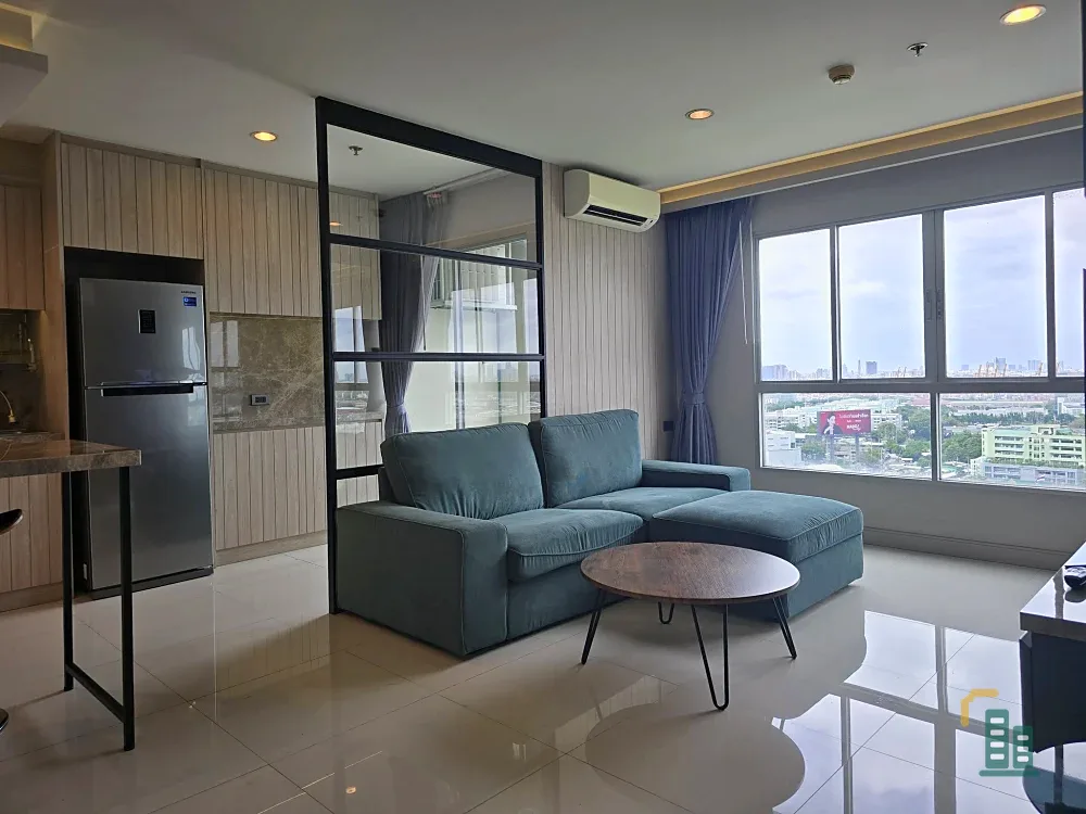 For rent: Lumpini Place Rama 4-Kluaynamthai. Very high floor unit, corner lot, with stunning views of Bang Krachao canal, the pier, and the Chao Phray