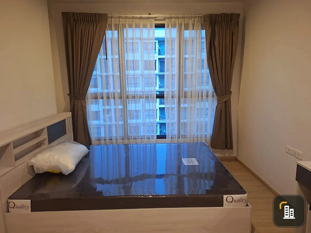 For sale and rent: The Base Chaengwattana. Pool and city views, stunning at night! Don't miss out!