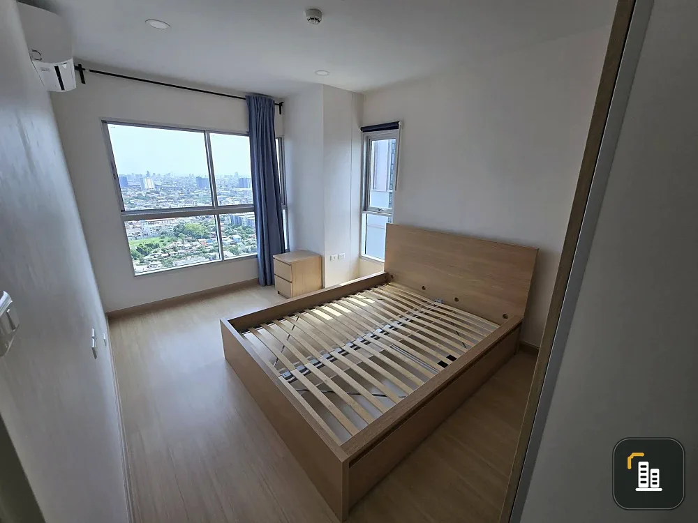 Selling Supalai Park Talat Phlu Station 1-bedroom unit. Spacious living area, beautiful unblocked view. Book now!