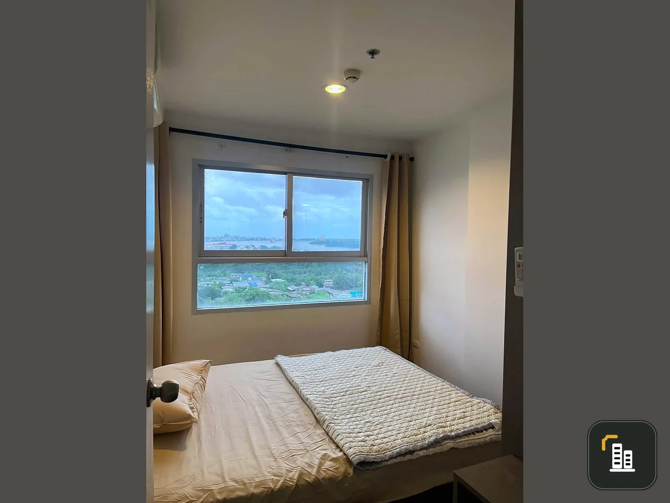 Condo for rent at The Trust @ BTS Erawan, 14th floor, river view, great atmosphere, breezy, comfortable, convenient transportation. Book now!