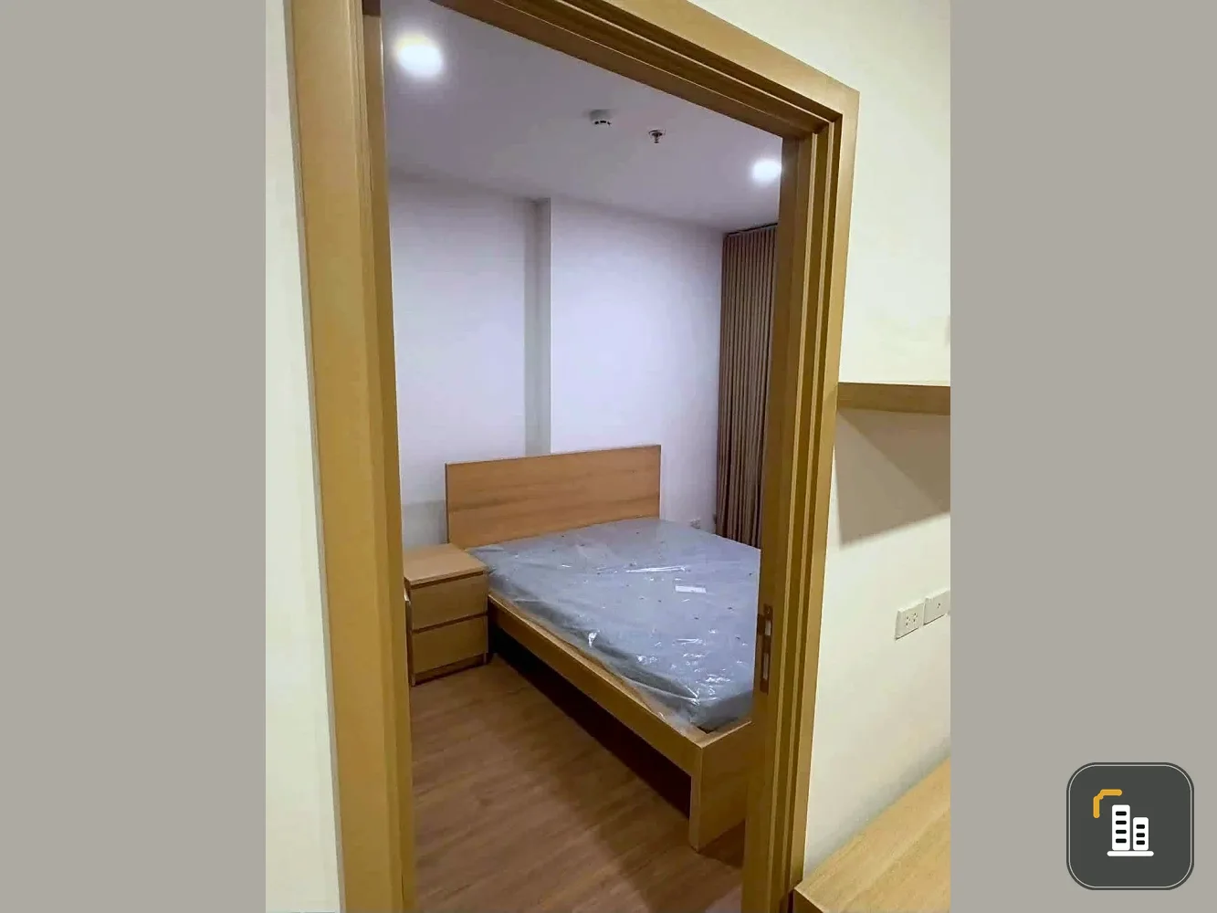 For rent: The Livin Phetkasem 37. Beautiful, clean room, ready to move in immediately.