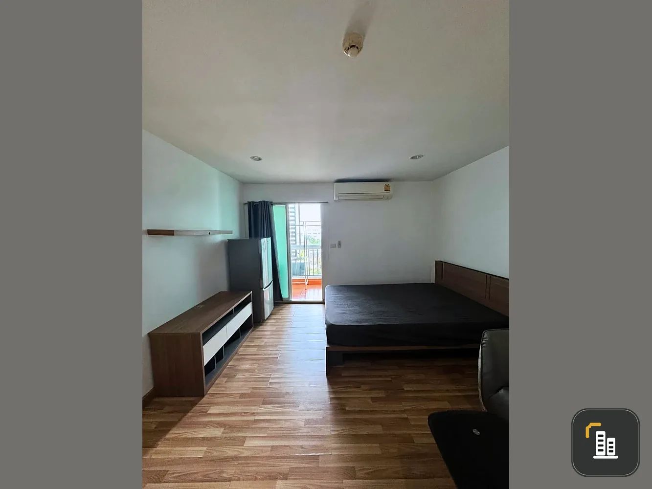 Selling Regent Home 13 Sukhumvit 93. The unit comes with a balcony with added glass windows and a lockable system. Ready to move in with just your bel