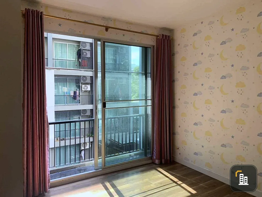 Selling a Space ME Sukhumvit 77, 3rd floor unit. High-quality wallpaper installed. Excellent location, convenient transportation. Don't miss out!