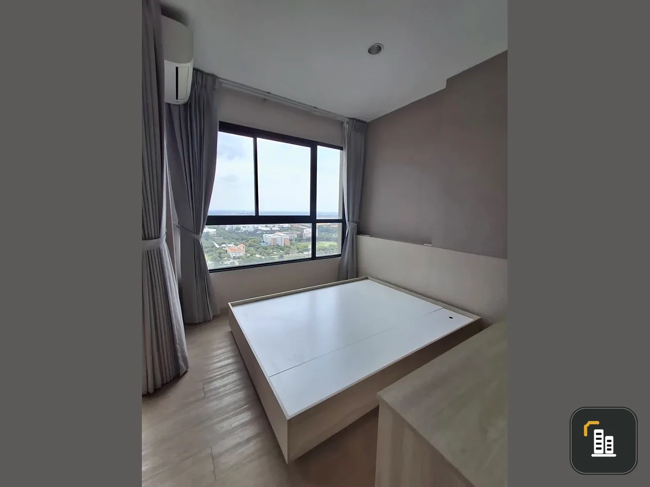 Condo for rent at Common TU. Beautiful built-in furniture, just like the show unit. Ready to move in. Wallpaper throughout the room. Move in quickly!