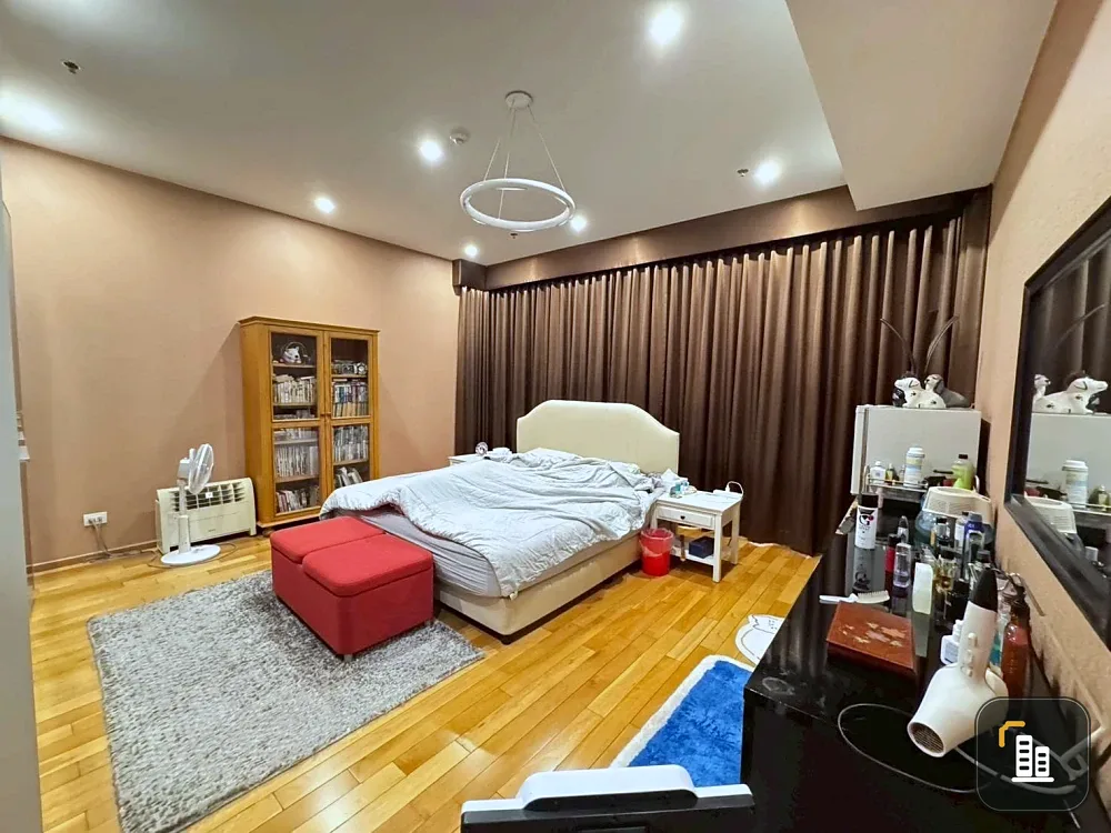 For sale: The Emporio Place, high floor unit with stunning river bend views, no obstructing buildings, in the heart of the city. 3 bedrooms, 4 bathroo