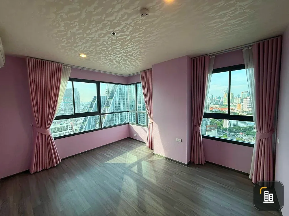 Selling Ideo Chula Samyan, 30th floor, corner unit, open city view, bright and airy, receiving plenty of natural light. Don't miss out!
