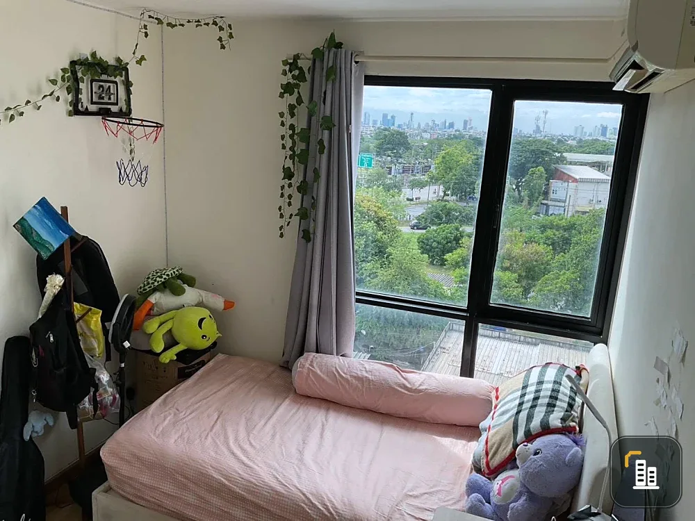 The cheapest condo for sale in the Kaset-Nawamin area at Premio Prime. Corner unit with a beautiful view overlooking Avenue Kaset-Nawamin.