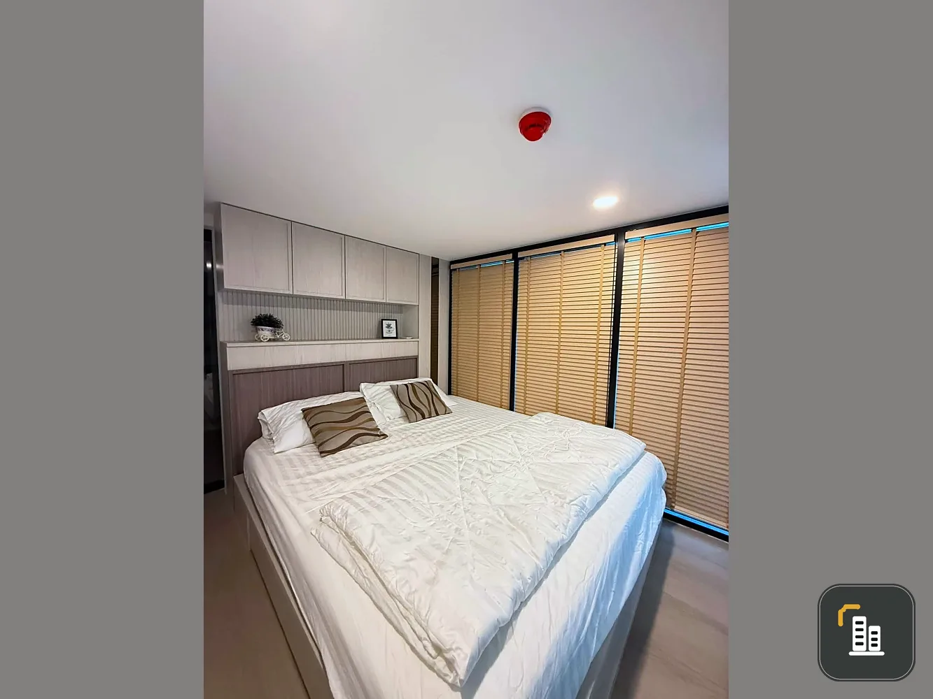 For rent: Origin Play Bangkhunnon Triple Station, 19th floor. Nice, fully furnished unit. Book now!