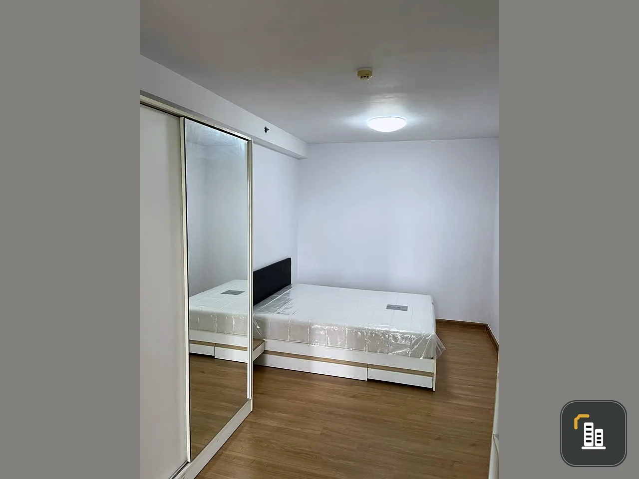 Selling Supalai Park Khaerai Ngamwongwan condo. Spacious unit with ample living space and complete amenities. Beautiful view. Book now!