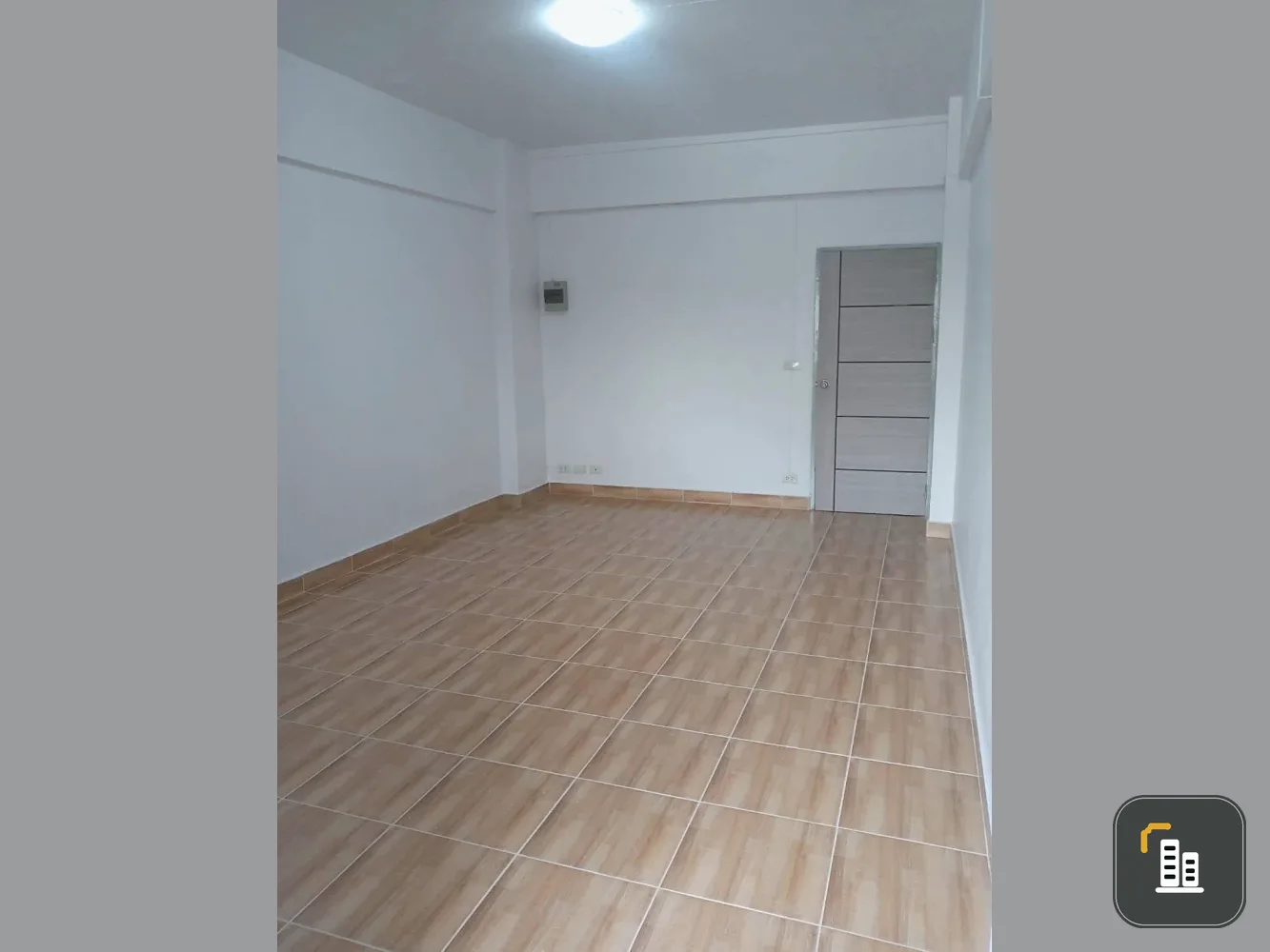 Selling a 2nd floor unit at Pattanakarn Life Complex. Complete with full amenities and a great location. Don't miss this opportunity!