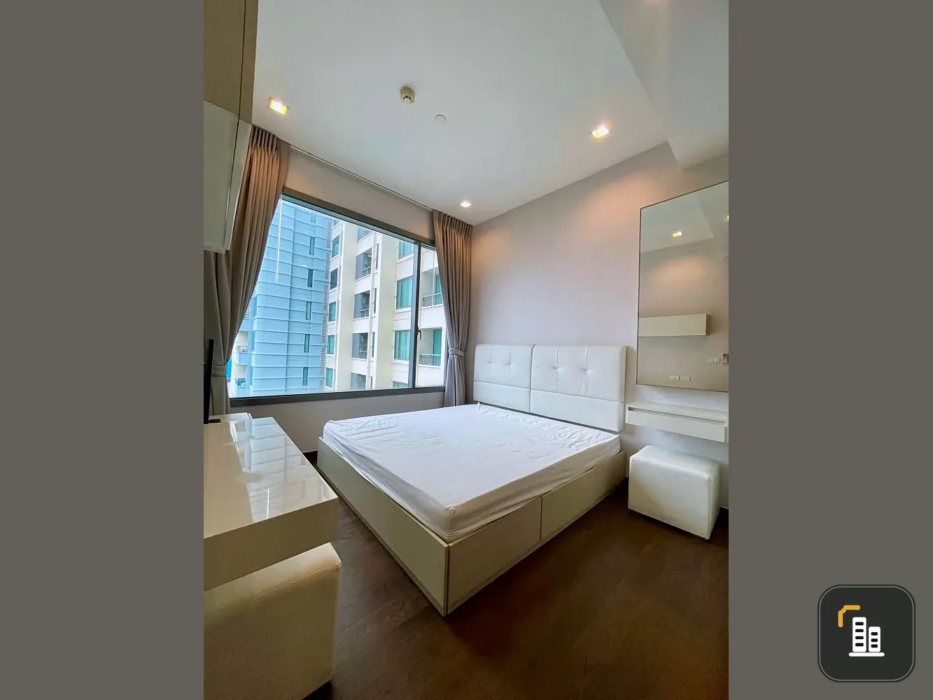 For rent: Q Asoke condo, 48 sq.m. corner unit, 2 bedrooms, 21st floor, south facing with pool view. Convenient and fully furnished.