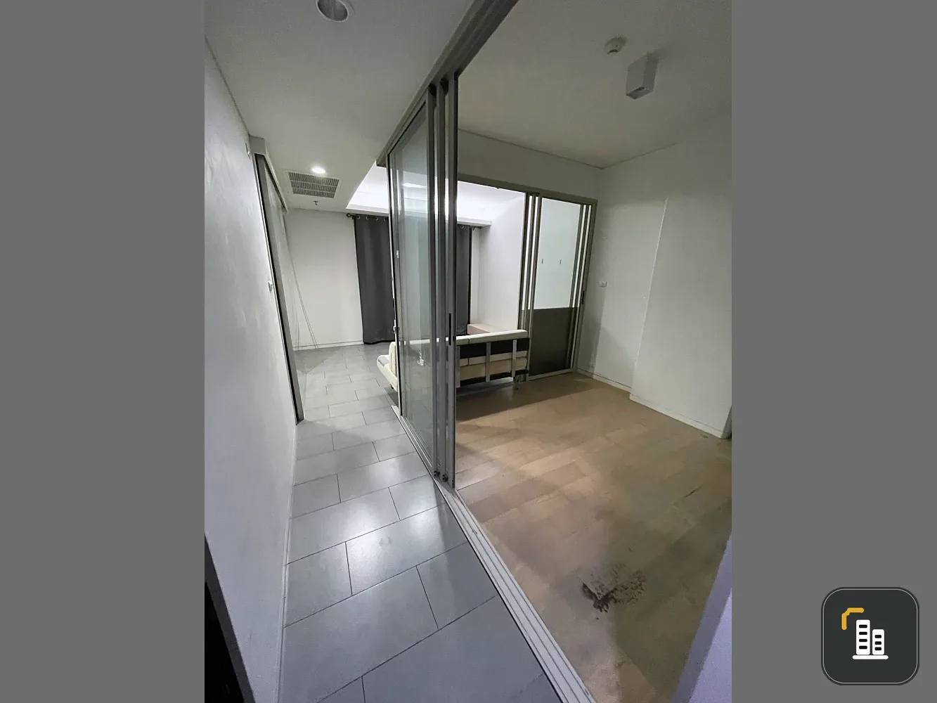 Selling Siamese Ratchakru, 17th floor, unfurnished unit. Decorate in your preferred style. Book now!