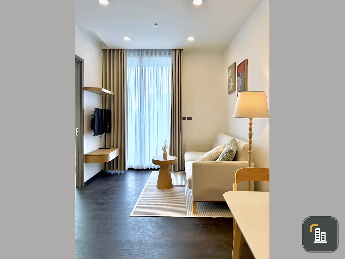 Sapphire Luxurious Condo Rama 3 for rent, featuring an extra-large balcony offering stunning views of the Chao Phraya River bend and Bhumibol Bridge,