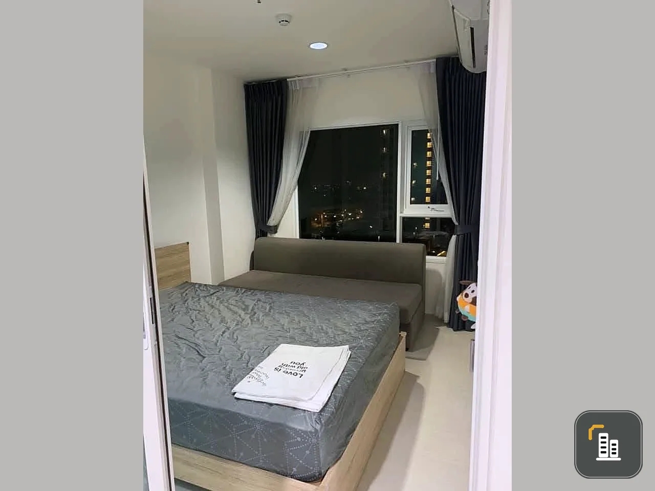Selling ASPIRE Erawan 1-bedroom unit. Spacious living area with high-quality built-in furniture. Book now!
