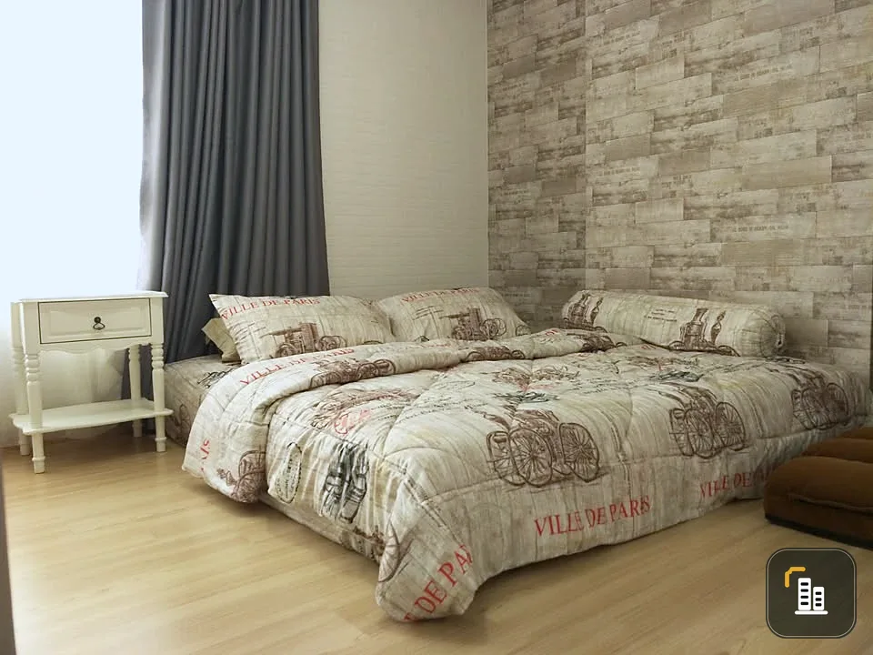 Rill Condo Rangsit for rent, corner unit, 6th floor, view of the Red Line Skytrain, wallpapered walls, fully furnished and ready to move in.